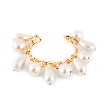 328. CHANEL, a goldcolored bracelet with decorative pearls.