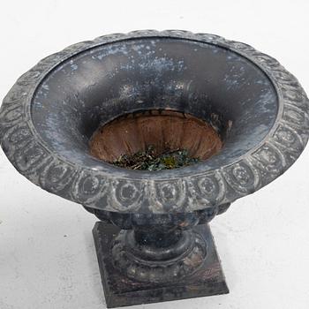 Garden urns, a pair, later part of the 20th century.