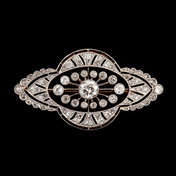 22. An old- and rose-cut diamond brooch.