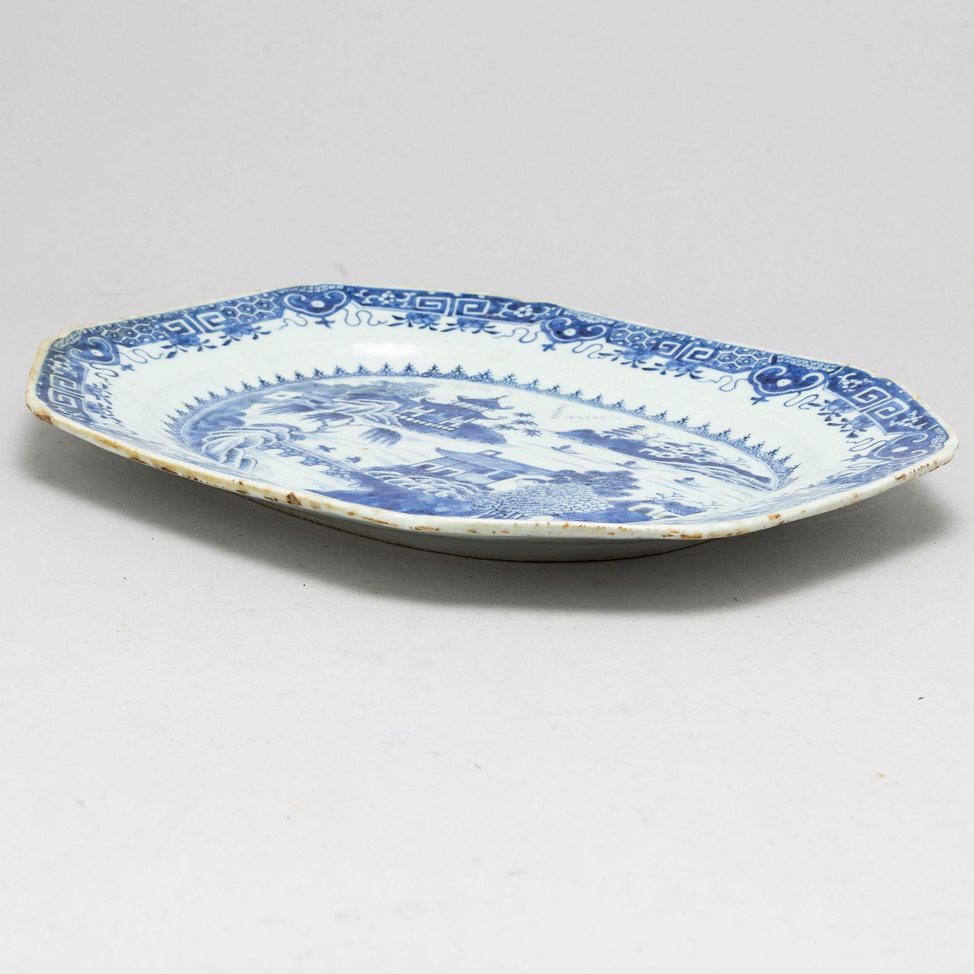 A blue and White export porcelain serving dish, Qing dynasty, Qianlong (1736-95).
