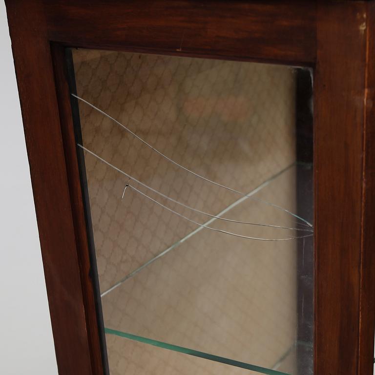 VITRINSKÅP, England, 1900-talets första hälft.