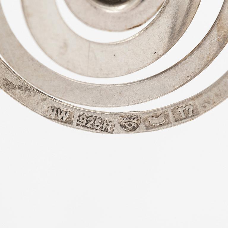 Tapio Wirkkala, Örhängen "Silvermåne", sterlingsilver. Westerback, Helsingfors 1972.
