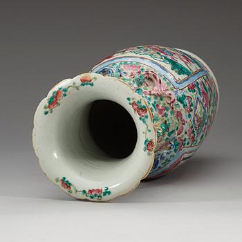 A famille rose vase, Qing dynasty, late 19th century.