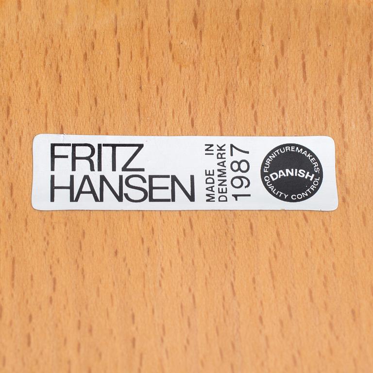 STOLAR, ett par, "Sjuan", Arne Jacobsen, Fritz Hansen, 1900-talets senare del.