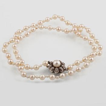 COLLIER, odlade pärlor med lås i 18K guld fasettslipade 9 diamanter från Atelier Ajour, Stockholm, 1964.