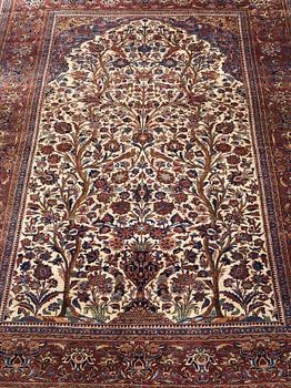 A RUG. A semi-antique silk Kashan. 205,5 x 131,5 cm.