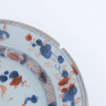 Twenty similar Imari porcelain plates, China, Qing dynasty, 18th century.