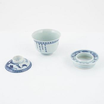 A blue and white Chinese cup with cover and stand, Qing dynasti, 19th century.