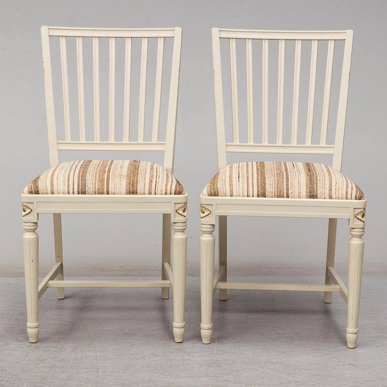 A dining table and 4 chairs, second half of the 20th century. 2 leaves included.