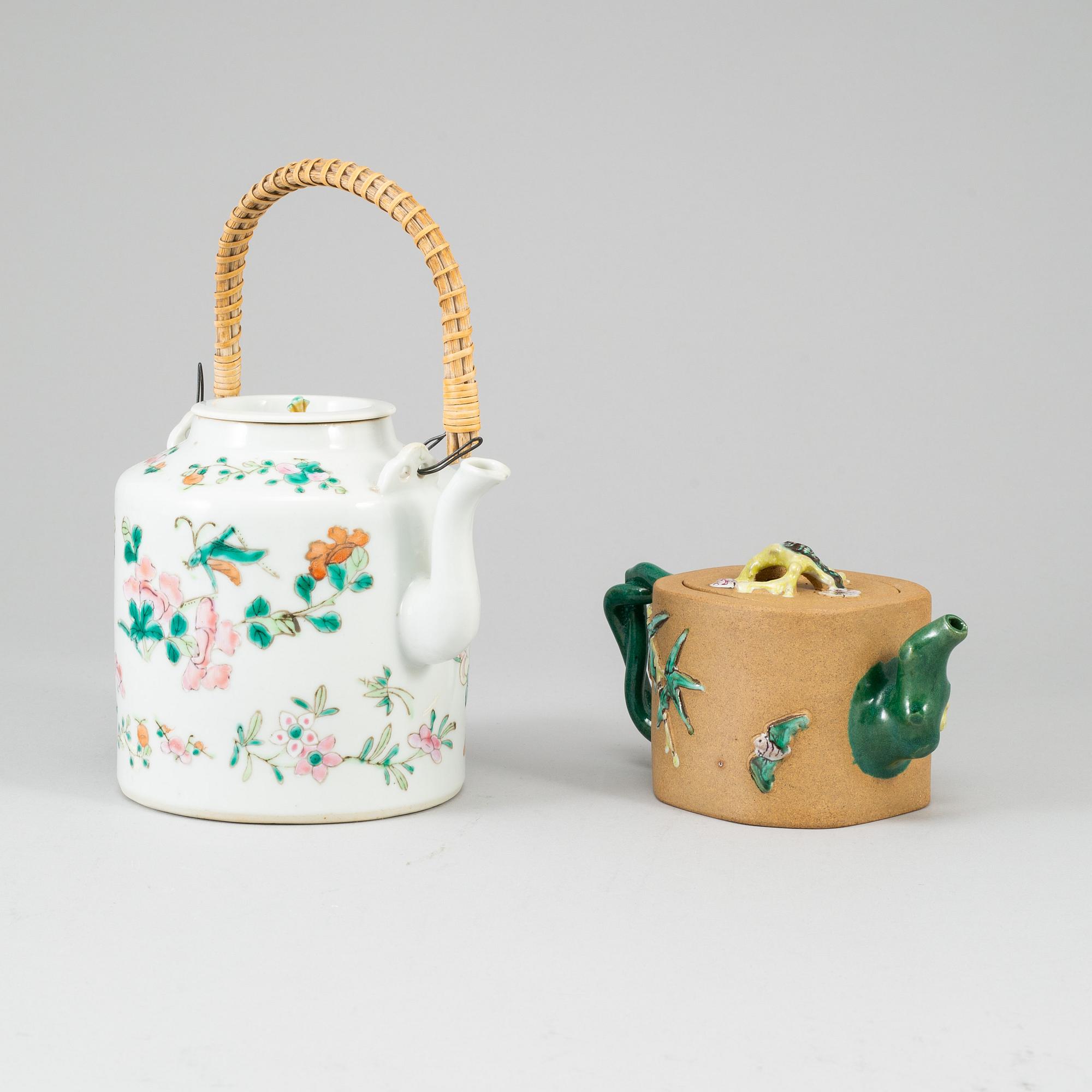 TEKANNOR, 2 st, yixing samt porslin. Qingdynastin samt Kina, 1800-1900-tal.