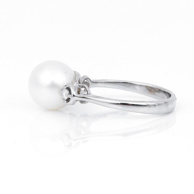 RING, 14K vitguld, med odlade pärla och små briljantslipade diamanter. Vikt ca 3,72 g.
