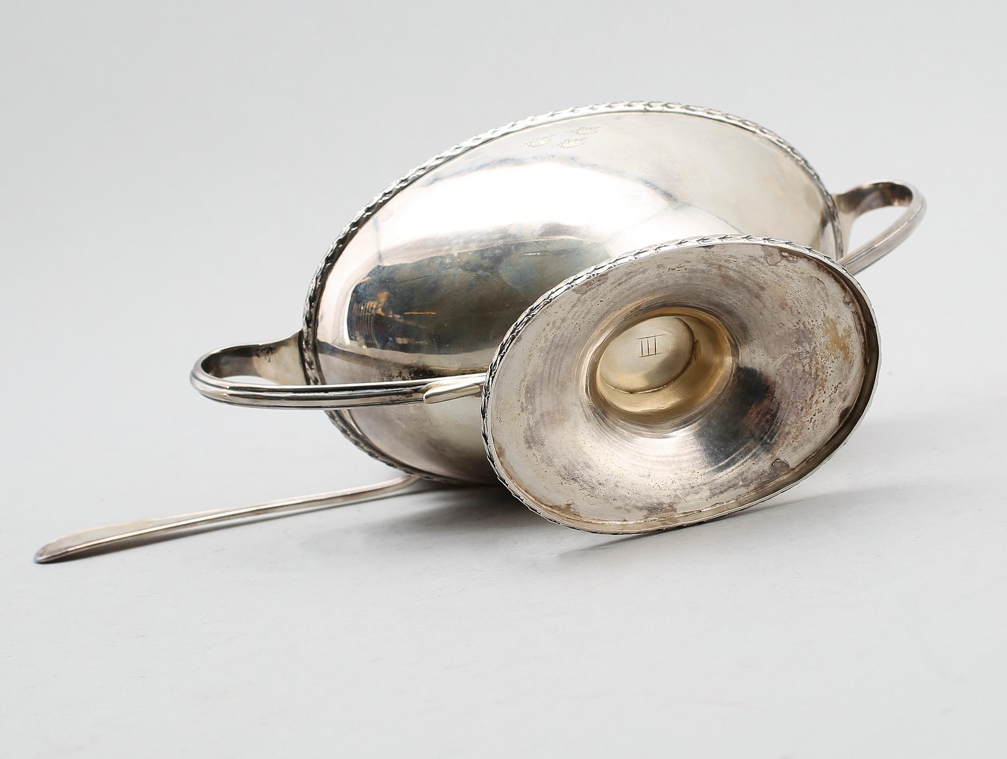 STRÖSOCKERSKÅL, silver, gustaviansk stil, Uppsala 1924. Total vikt ca 439 cm.