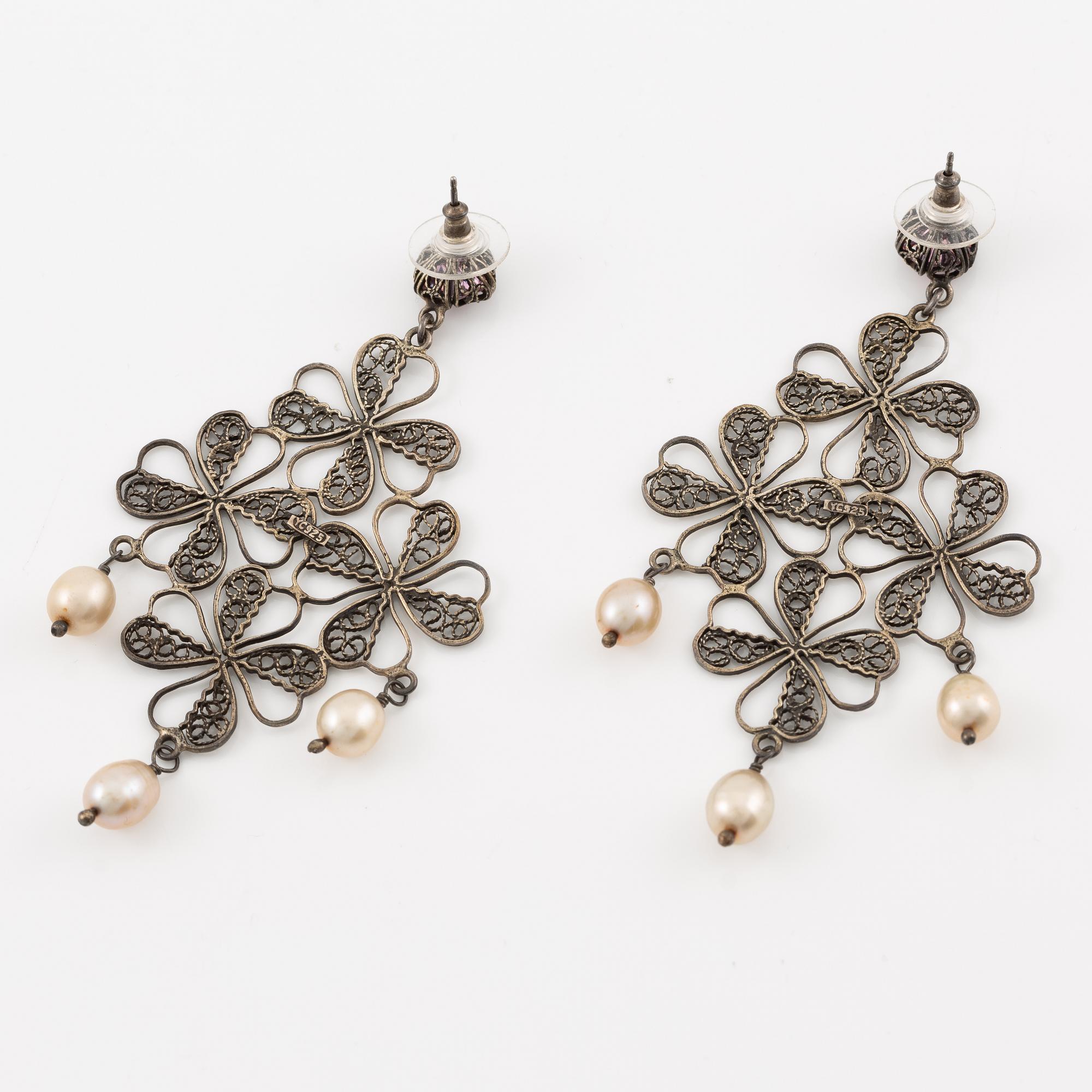 Yvone Christa, två par örhängen, silver, med genombruten dekor, med imitationsstenar.