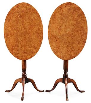 520. A pair of Swedish 18th century tilt-top tables.