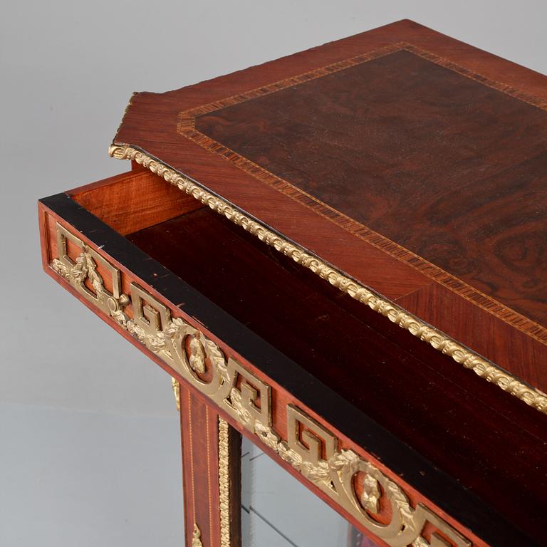 VITRINSKÅP, Louis XVI-stil, 1900-talets första hälft.