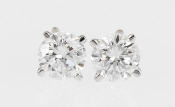 670. ÖRHÄNGEN, vardera briljantslipad diamant, 0.50 ct. Cert.