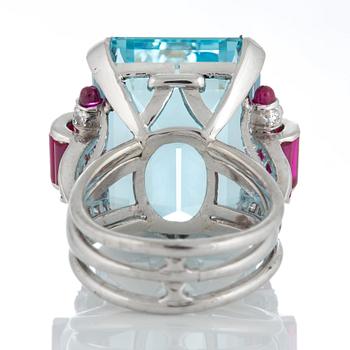 Ring med en fasettslipad akvamarin ca 35 ct och trappslipade rubiner total vikt ca 1.50 ct.