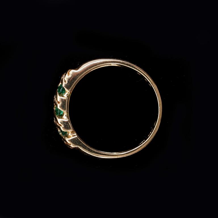 RING, 18k guld med smaragder och diamanter tot ca0,22ct. Vikt 4,8g.