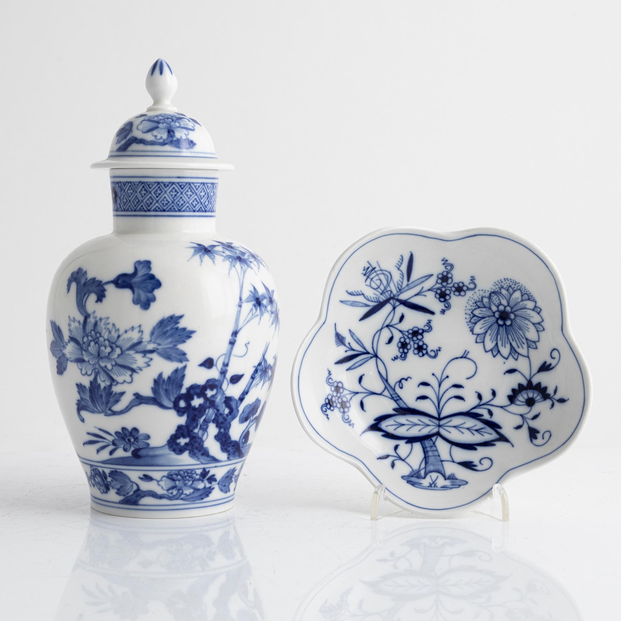 Fat, porslin, lökmönstret/"Zwiebelmunster", Meissen, samt urna, Meissen, Tyskland, 1900-talets först hälft.