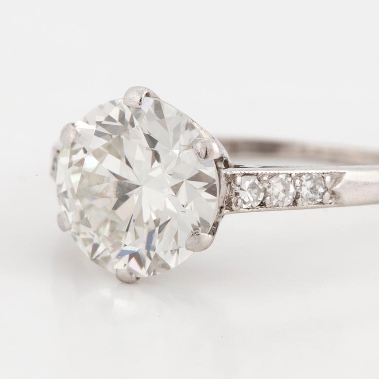 A circa 2 ct diamond ring.