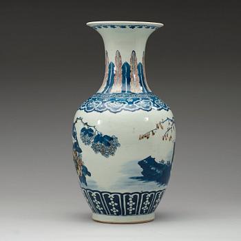 A blue and red vase, late Qing dynasty, 19th century.