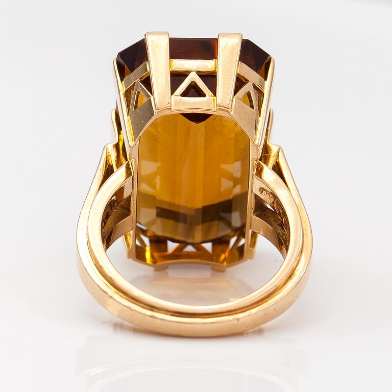 Oskar Pihl, An 18K gold cocktail ring with a citrine. A Tillander, Helsinki 1954.