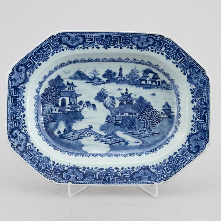 A blue and white tureen stand, China, Qianlong (1736-95).