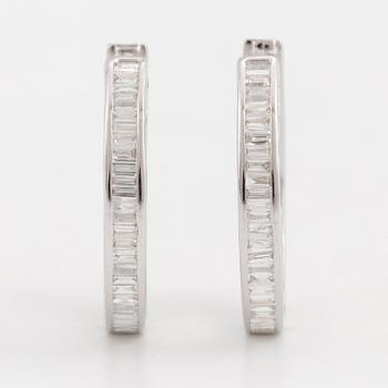 18K white gold and baguette-cut diamond hoop earrings.