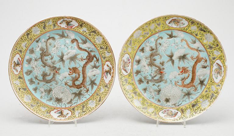 TALLRIKAR, 1 par, porslin, Kina, 1800-/1900-tal.