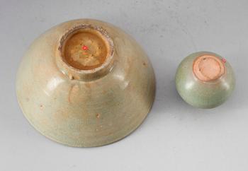 SKÅL samt VAS, celadon och keramik, troligen Vietnamn, 1600-tal.