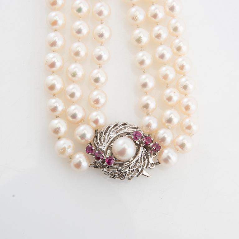 Necklace of three strands of cultured pearls and clasp of 18K white gold.