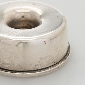 Bertel Gardberg, kynttilänjalkapari, hopeaa, "Birgitta", malli 22908, Hopeatehdas oy, Helsinki 1957.