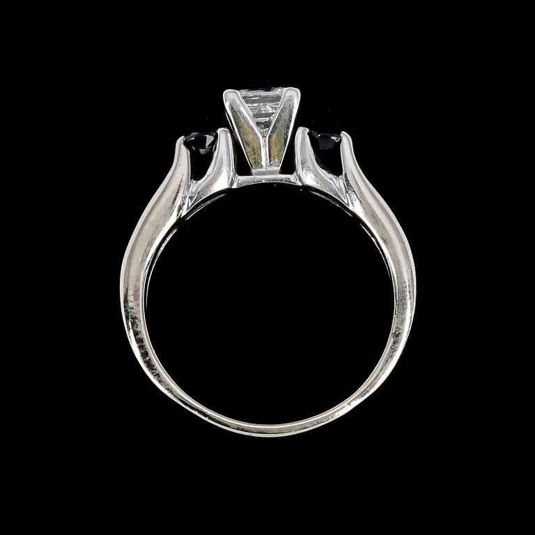 RING, 14k vitguld med prinsesslipad diamant, ca 0.59 ct, safirer och diamanter.