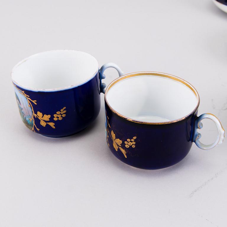 A 10-piece Kuznetsov porcelain tea set, Russia 1892-1917.