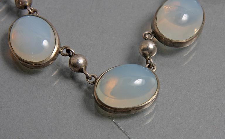 COLLIER, silver o månstenar.