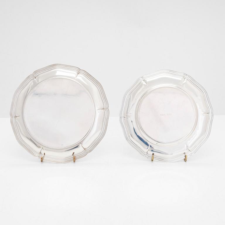 Uppläggningsfat, 4 st, och skålar, 2 st, silver, svenska, danska och finska stämplar 1918-1948, samt försilvrad coaster.