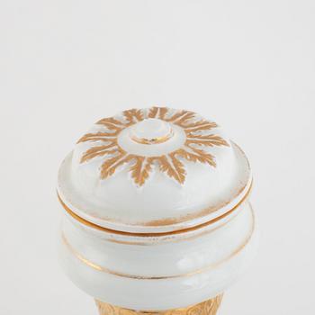 Meissen, uppsatsvaser med lock, ett par, omkring år 1800.