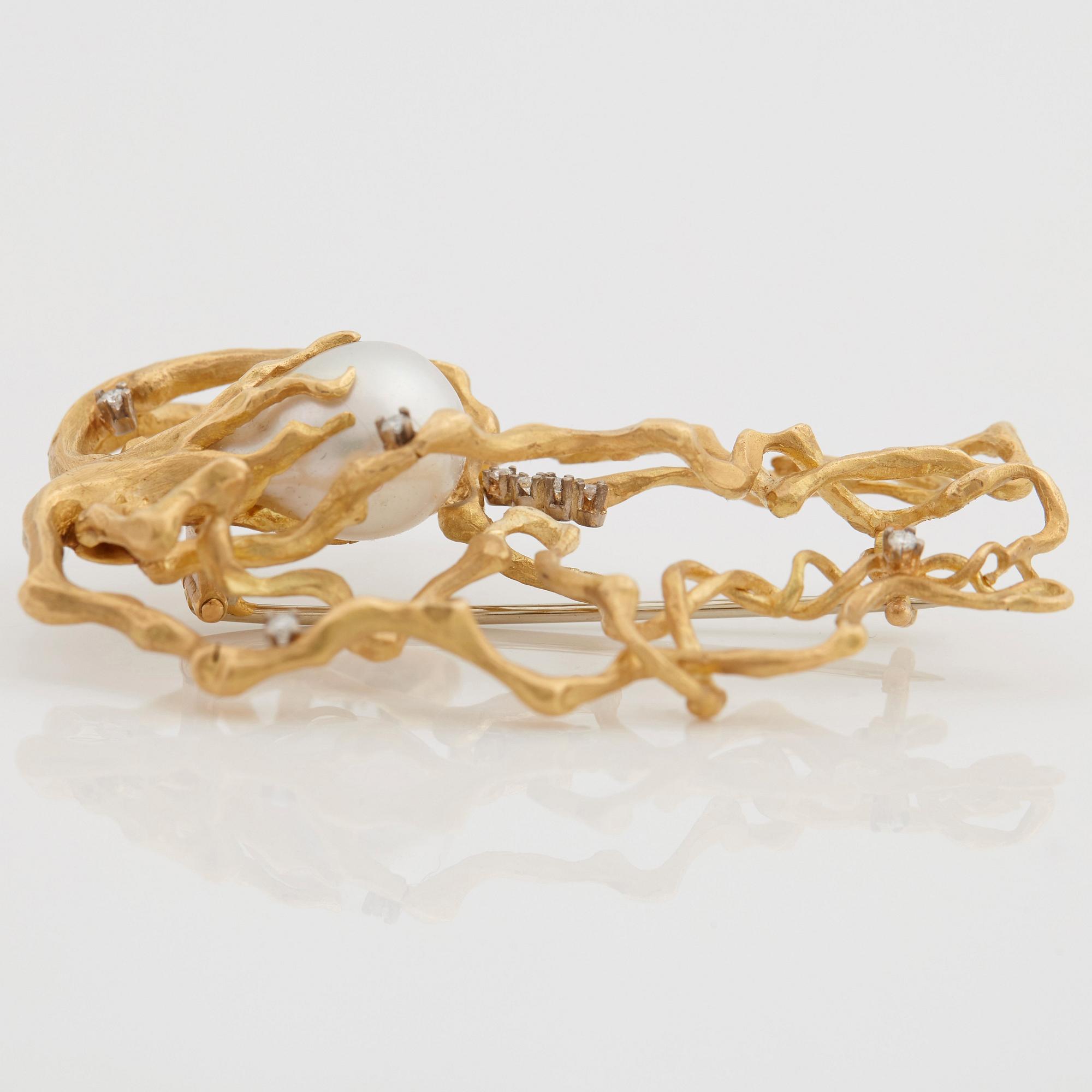 A cultured South Sea pearl and brilliant cut diamond brooch.