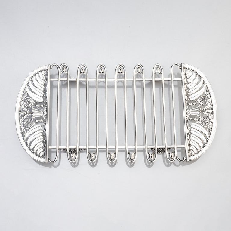 A silver asparagus cradle by Bolin, Moscow 1912-17.