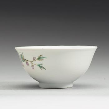 A famille rose bowl, Guangxu mark, early 20th century.