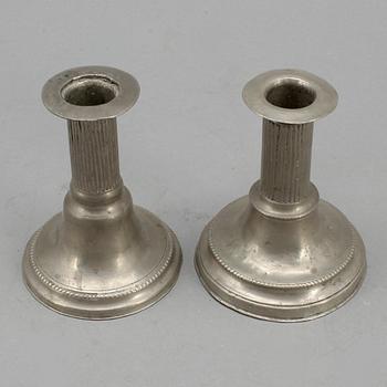 LJUSSTAKAR, 2 st snarlika, tenn, 1700/1800-tal.