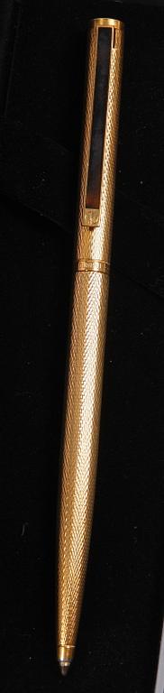 TÄNDARE samt PENNA, gulddouble resp silver. Dunhill.