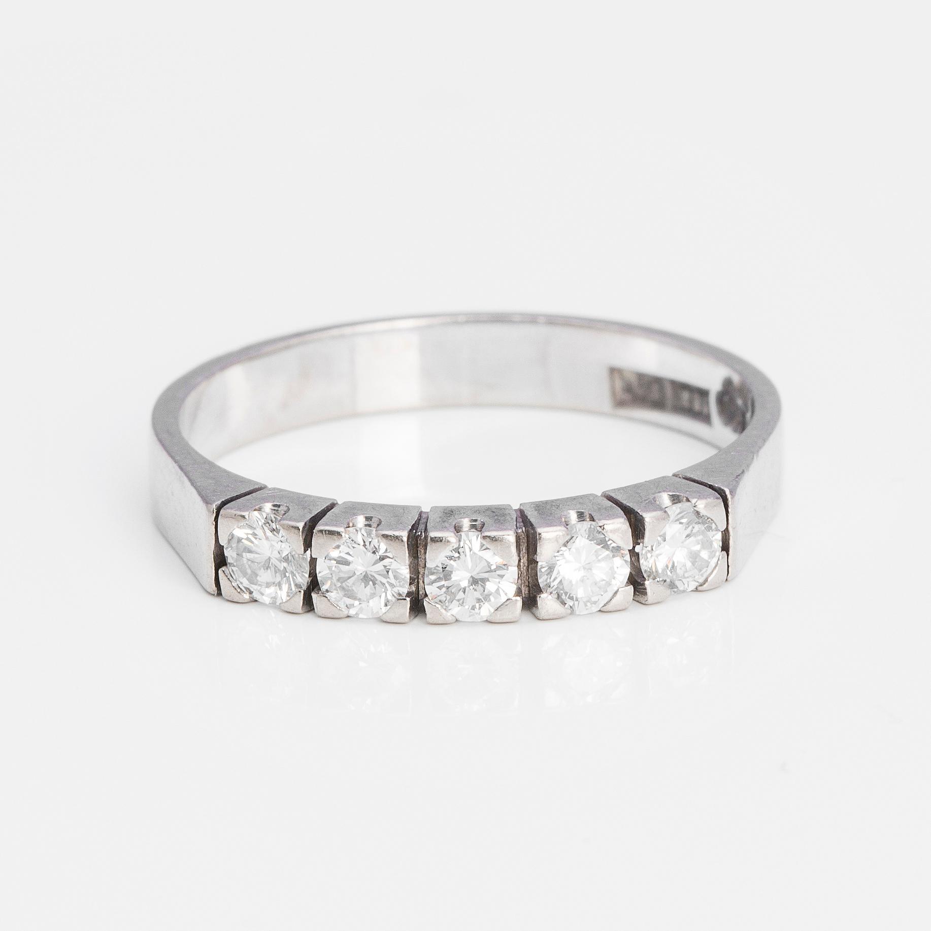 A ca 0.40 cts brilliant-cut diamond ring.