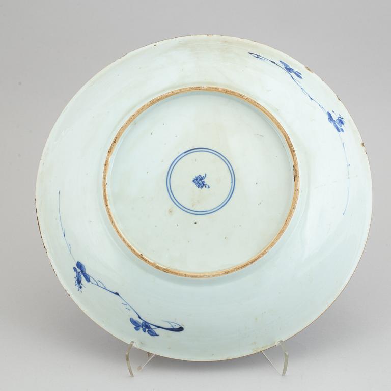 A blue and white dish, Qing dynasty, Kangxi (1662-1722).