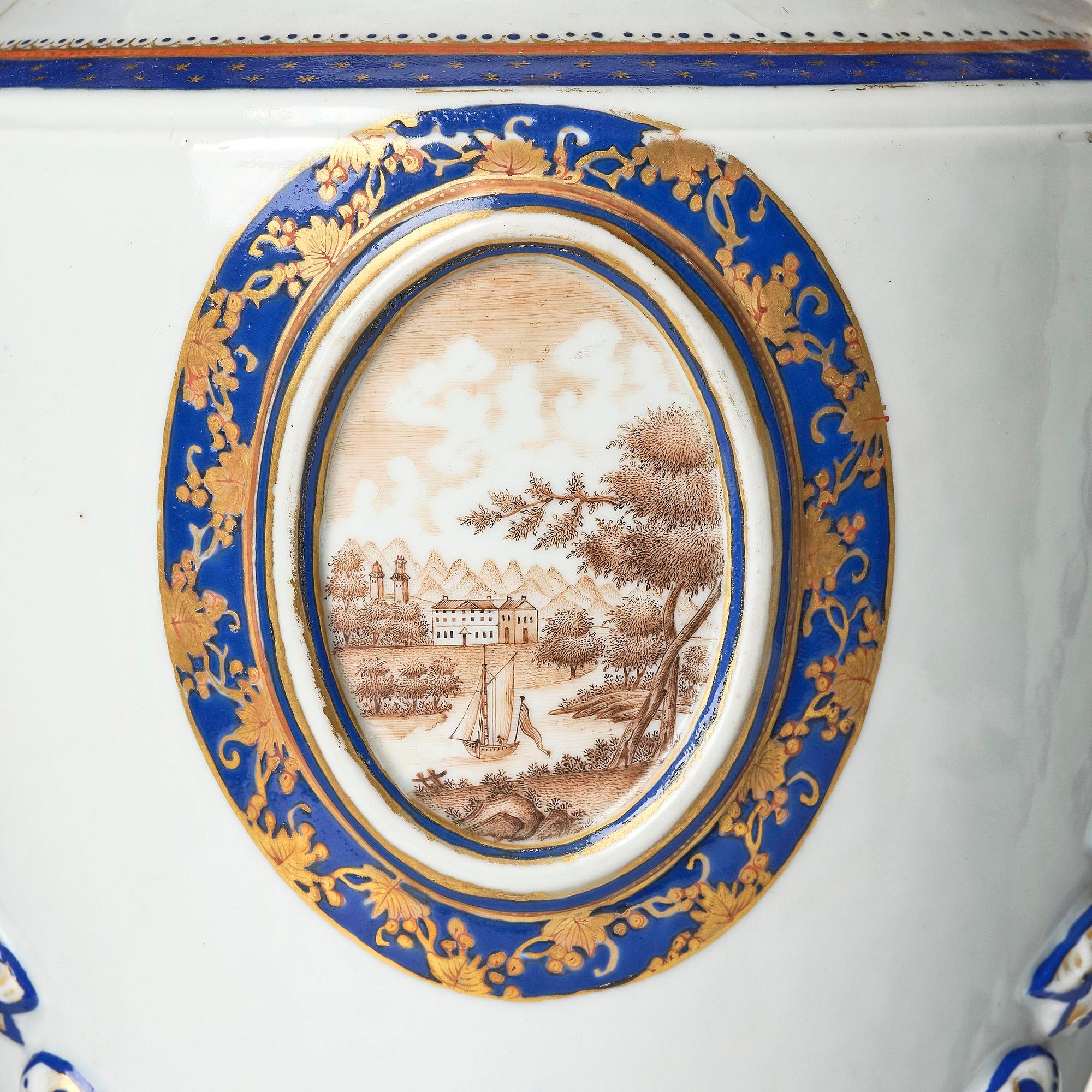 Urnor, ett par, kompaniporslin. Qingdynastin, Qianlong (1736-95).