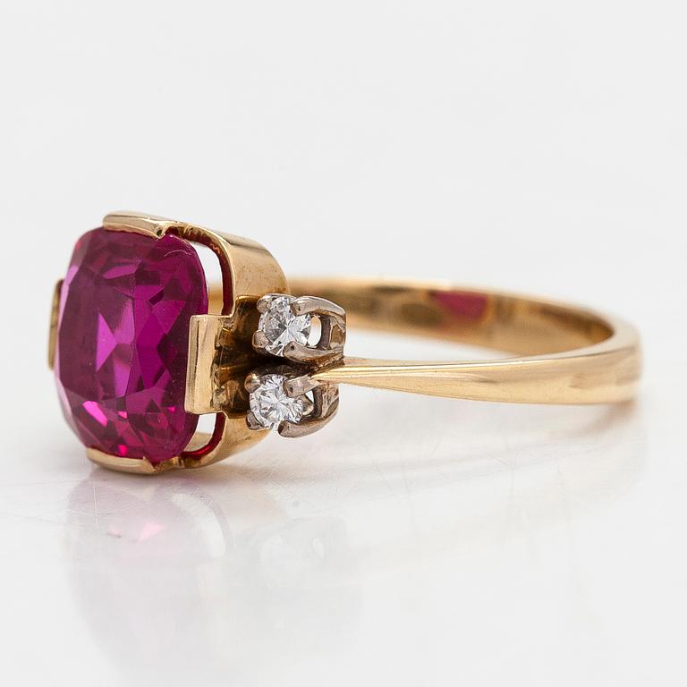 Sormus, 18K kultaa, synteettinen rubiini ja timantteja yht. noin 0.12 ct. Kultacet Oy, Helsinki 1988.
