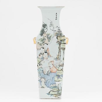 A Chinese porcelain vase, early 20th Century.