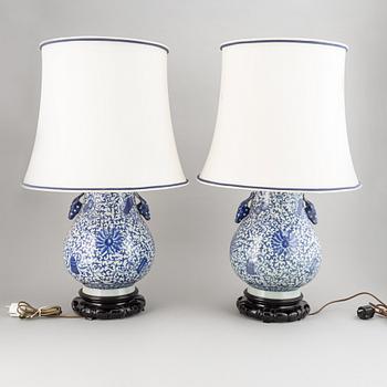 A pair of Chinese blue and white vases, turned into table lamps, modern.