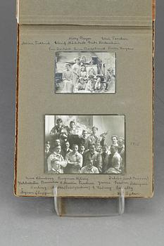 FOTOGRAFIALBUM, från Caleb Althins konstskola i Stockholm, 1910-20-tal. 34 inklistrade fotografier i varierande storlek.