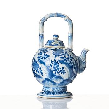 Kanna med lock, porslin. Qingdynastin, Kangxi (1662-1722).